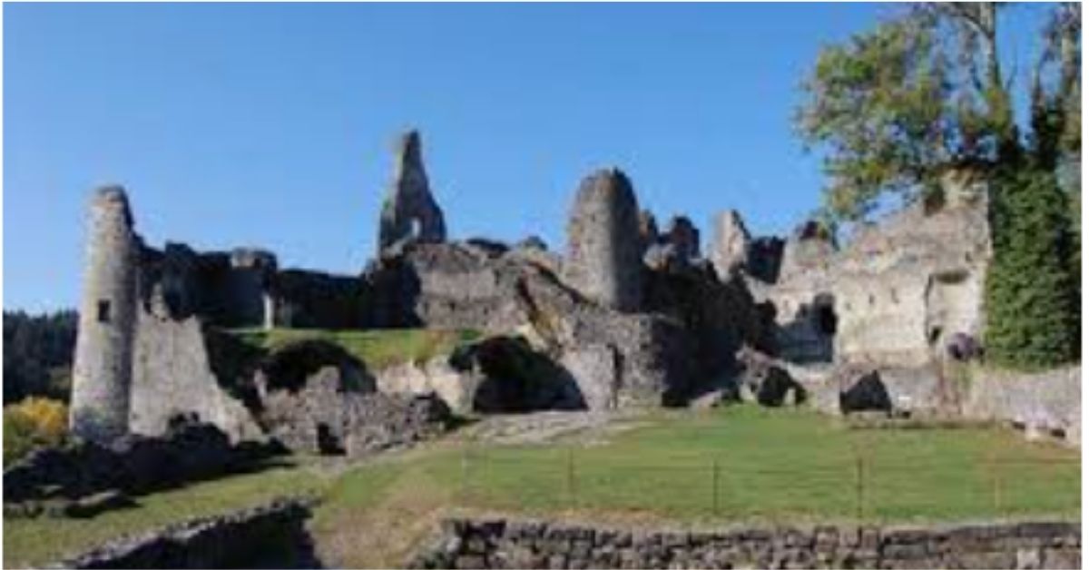 UNE VISITE GUIDEE LES RUINES DE MONTAIGLE EN V.I.P 